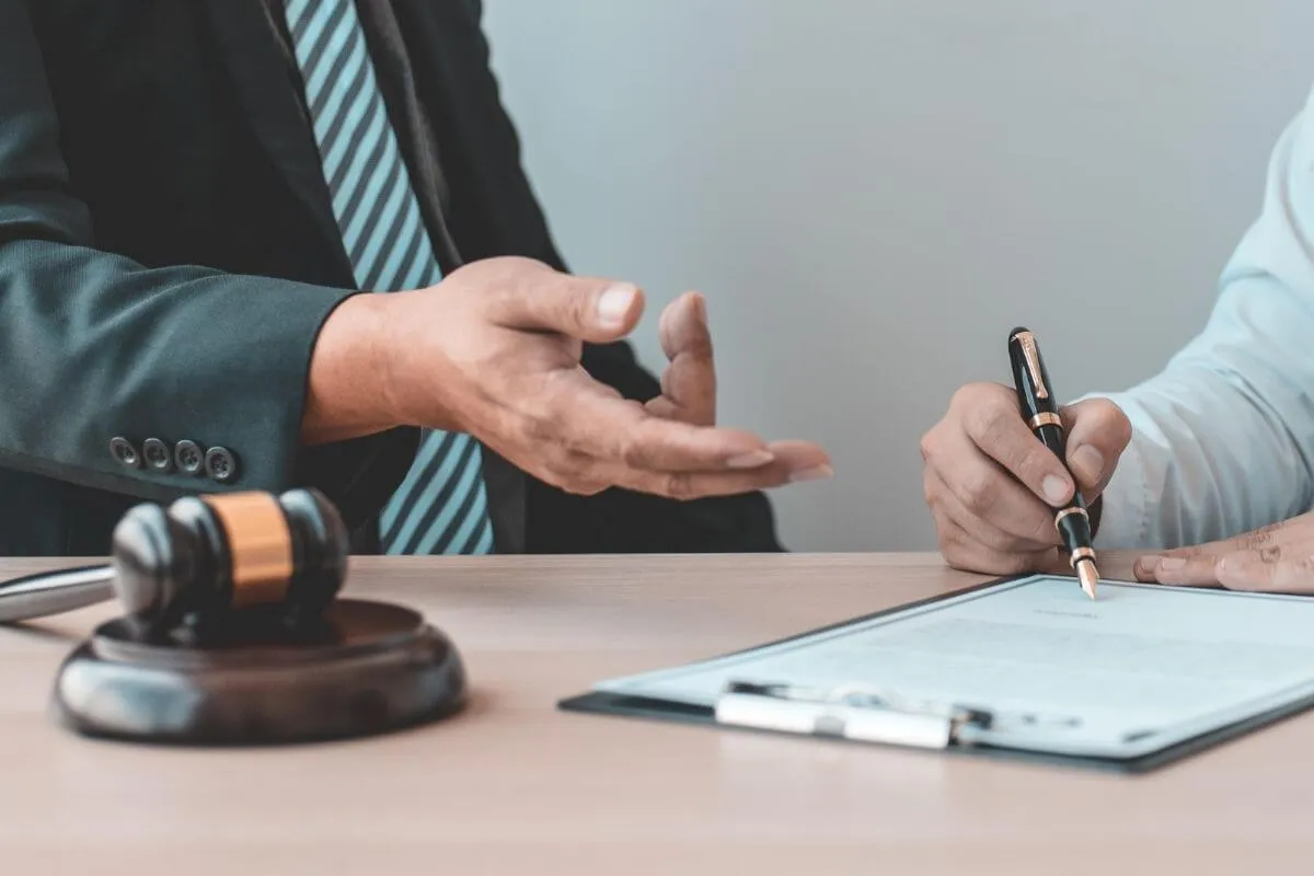 Nên ký hợp đồng dịch vụ với cá nhân hay hợp đồng lao động?